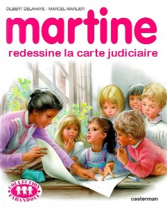 Image de la couverture d'un album de "Martine", la collection pour enfants de Gilbert Delahaye et Marcel Marlier. On y voit Martine, entourée d'enfants sages et concentrée, qui discute avec un adulte de ce qui figure sur une grande feuille blanche étalée devant elle sur la table. Titre de l'album : "Martine redessine la carte judiciaire".